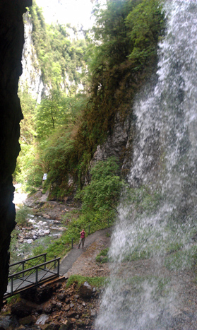 uitzicht vanachter de waterval